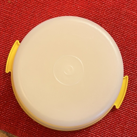 Vintage 70s Tupperware Toys Mini Yellow Cake Keeper Taker Play Set - Picture 3 of 6